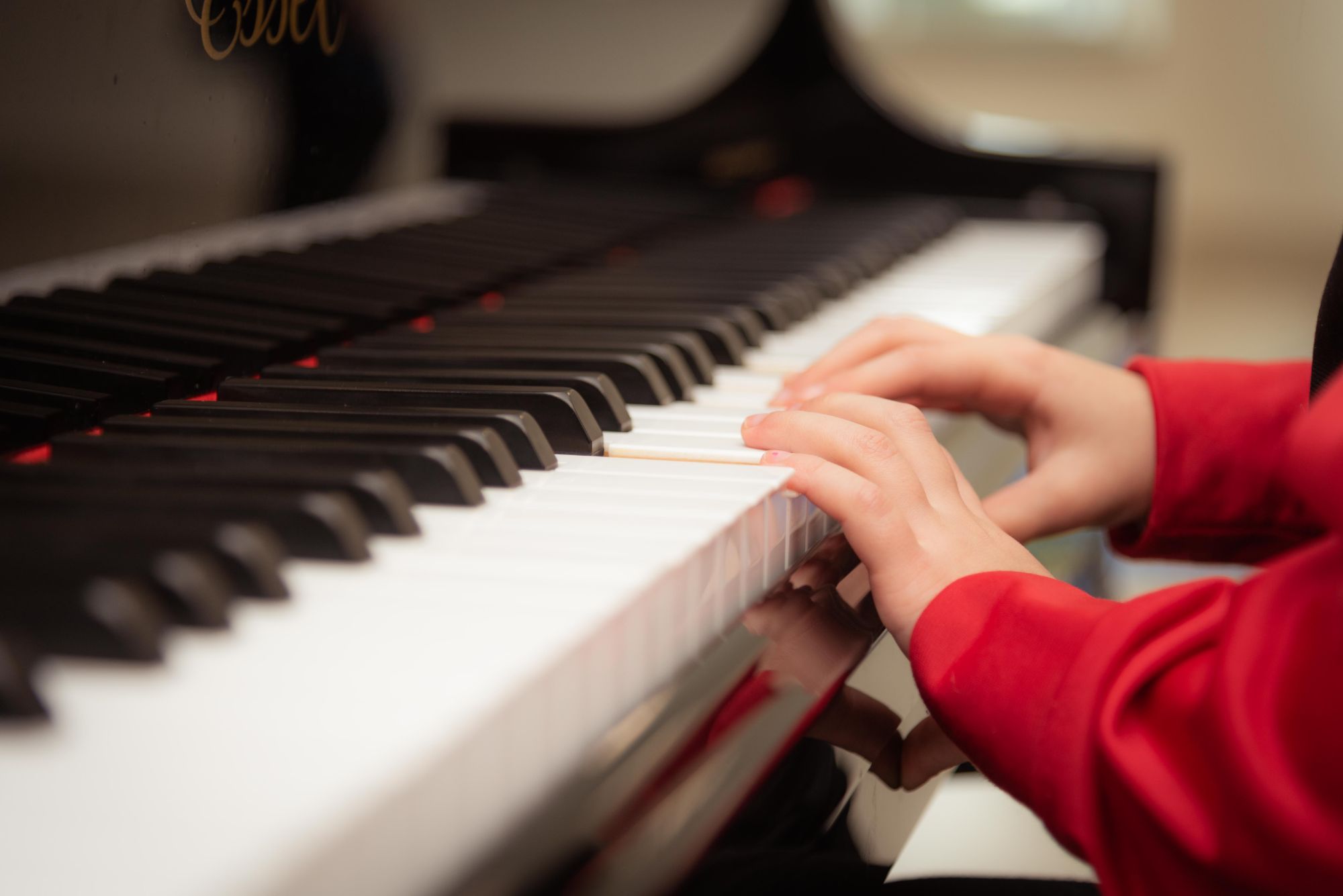 yakın kadraj piyano çalan çocuk görseli.